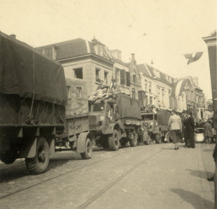 600854 Afbeelding van legervrachtauto's in de Wittevrouwenstraat te Utrecht tijdens de intocht van de geallieerden.